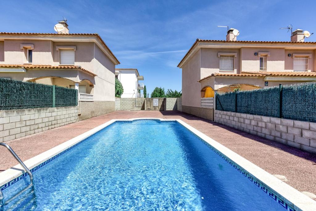 Casa con piscina comunitaria - 1