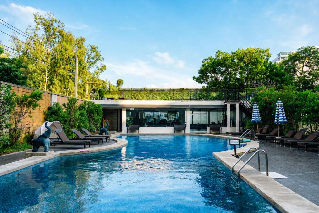 Swimming pool