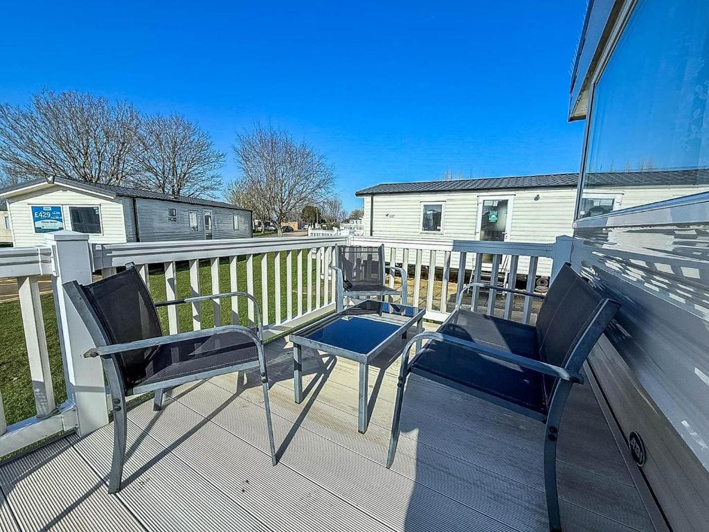 Caravan With Decking, Manor Park, Hunstanton photo 4