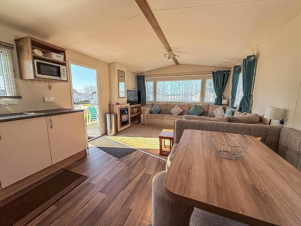Caravan With Decking, Manor Park, Hunstanton photo 3