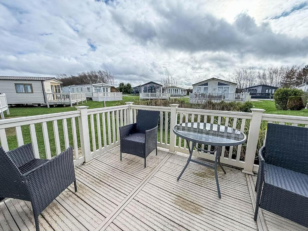 Dog Friendly Caravan, Manor Park, Hunstanton photo 3