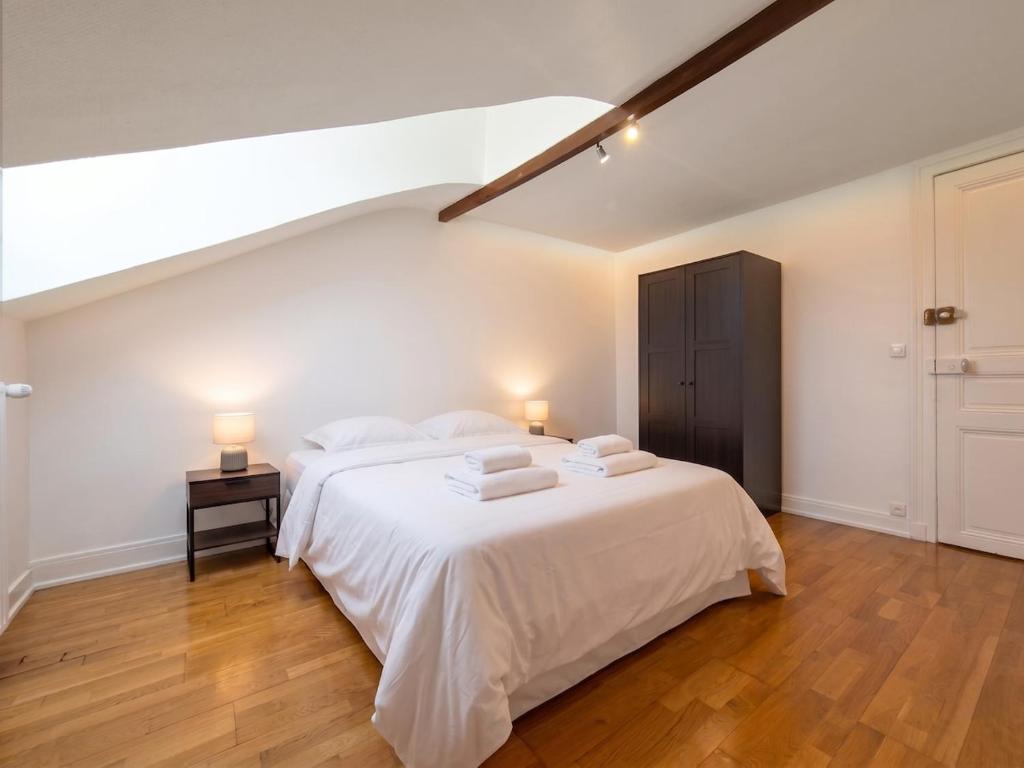Danton, Terrace, Large Townhouse - 3