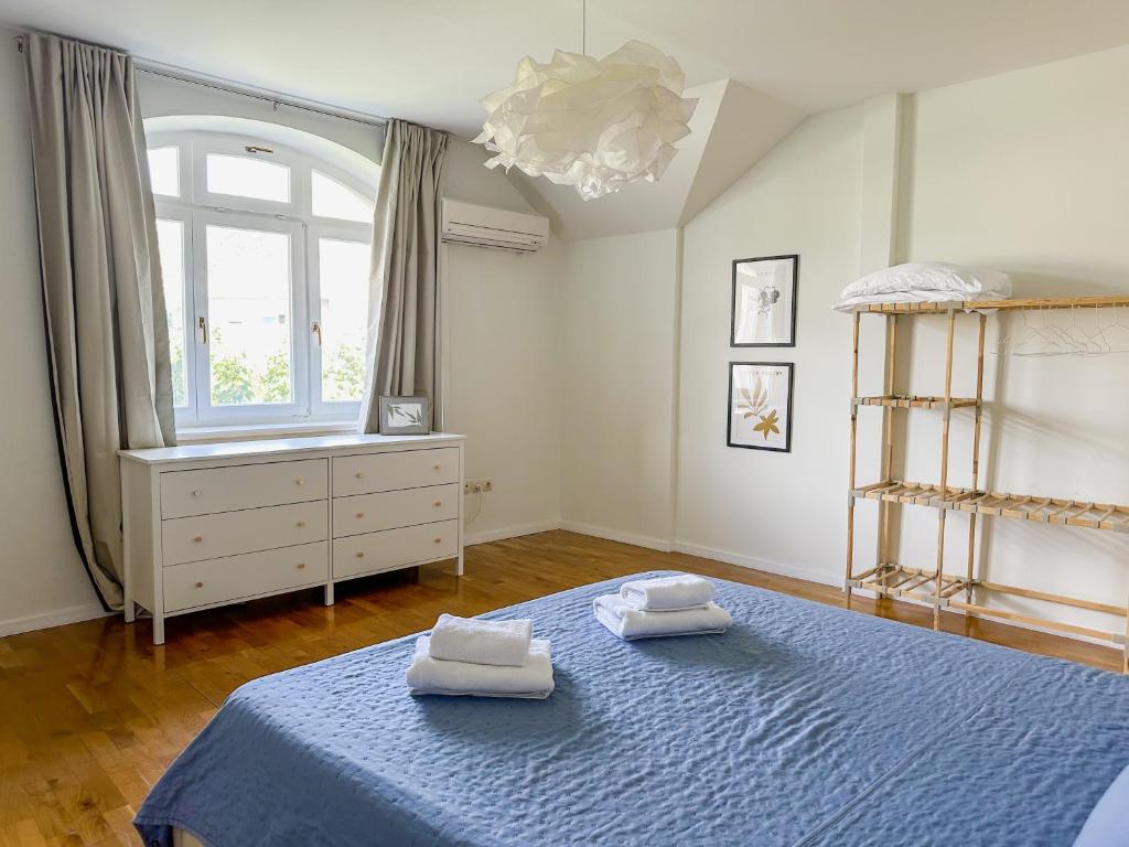 Modern 3BR Near Old Town, Balcony, Free Parking - 4