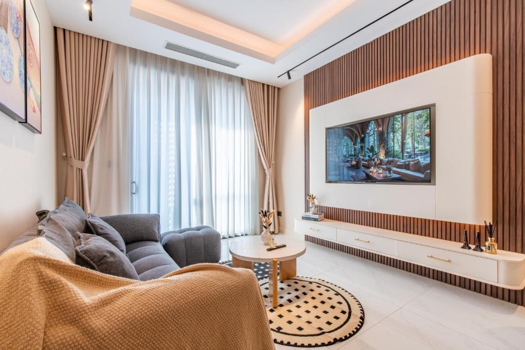 De Lux Madison Best Central 2 Bedrooms 2 Baths, Pool Gym