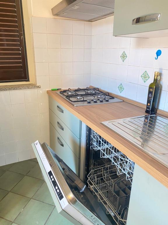 Girasole sul mare ,sea view new kitchen with dishwasher , air conditioning, garage moto, 200 m from centre, 300 m from beach ,wifi, CIN - 3