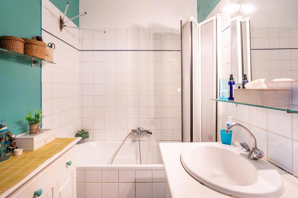 Vintage 2BD Apartment with Patio in Montmartre - 5