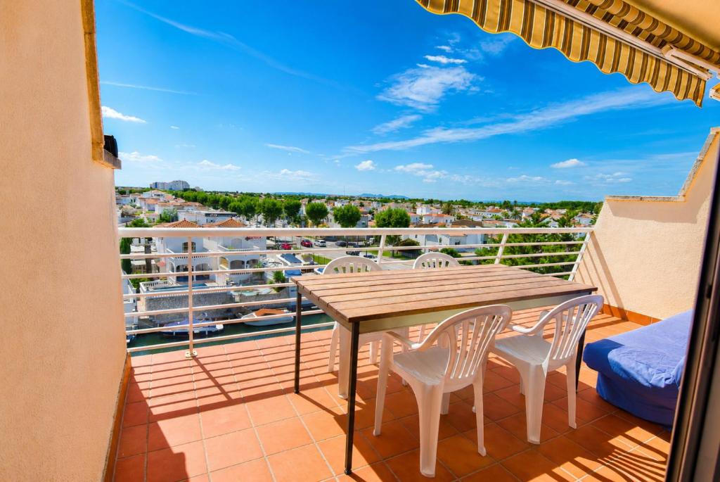 224-Apartamento con vistas a canal y piscina - 3