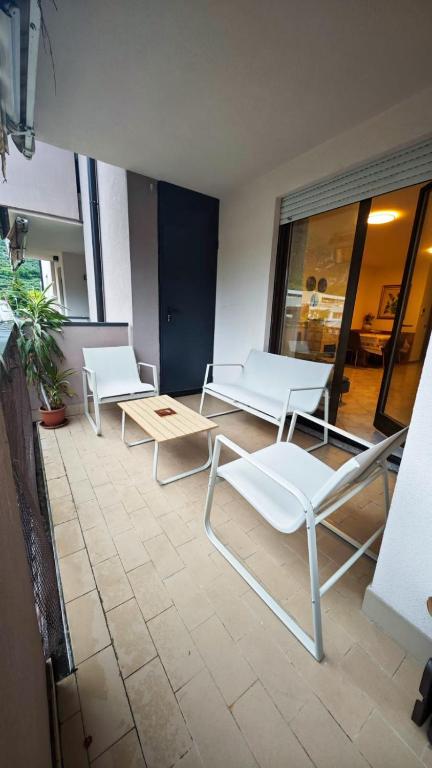 Large apartment with terrace and parking - 1