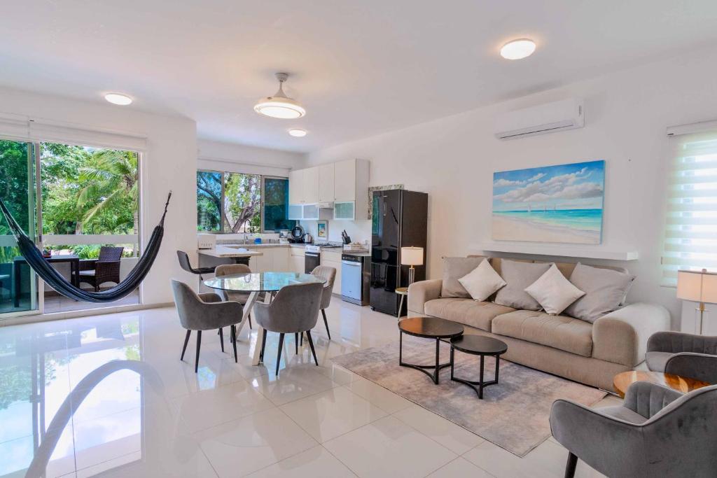 3 Bedroom Holiday Home with Rooftop on luxury neighborhood - fits 8 - 1