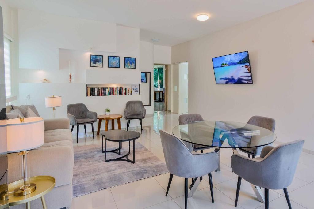 3 Bedroom Holiday Home with Rooftop on luxury neighborhood - fits 8 - 5