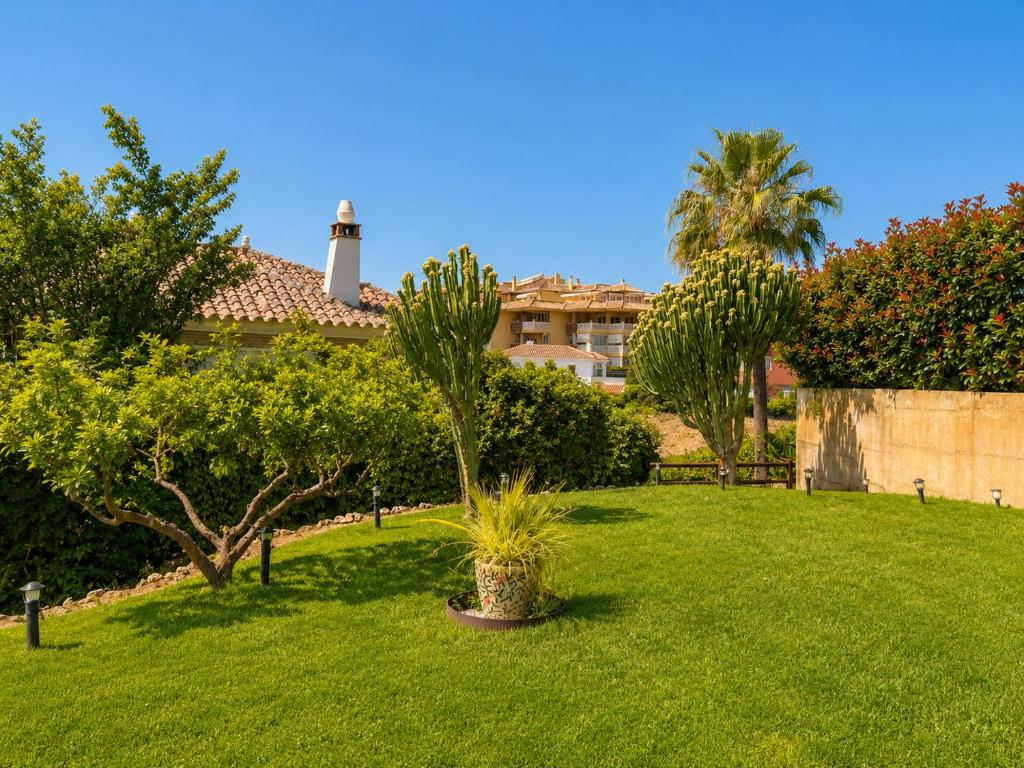 Villa with Private Pool & Mediterranean Gardens Near the Coast - Magnolia Marbella - 3
