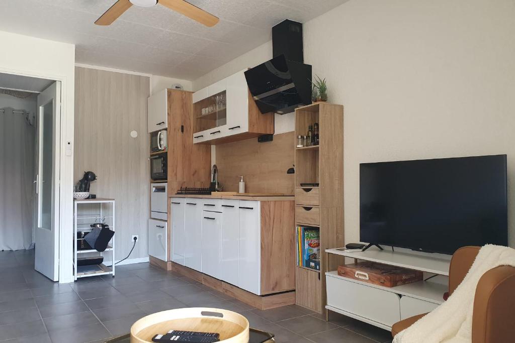Apartment with loggia 300m from the beach - 4
