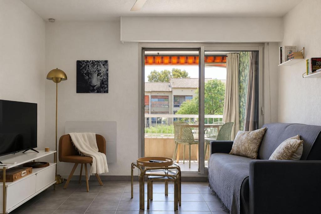 Apartment with loggia 300m from the beach - 2