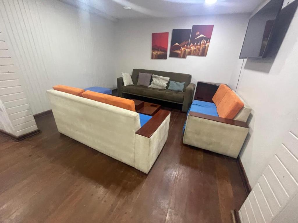 Departamento completo de 4 habitaciones con parqueadero sala comedor y cocina - 1