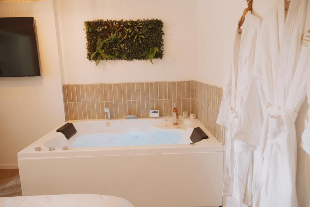 Appartement Suite Ananda, Spa Balnéo, vue lac, parking gratuit, cuisine tout équipée, wifi, refait à neuf tout confort, idéal pour une escapade détente - 3