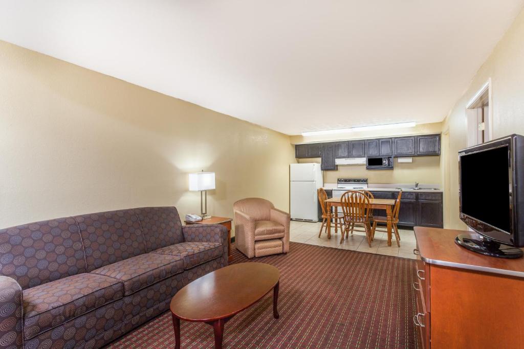 Shower, Baymont by Wyndham Pigeon Forge near Island Drive in Pigeon Forge (TN)