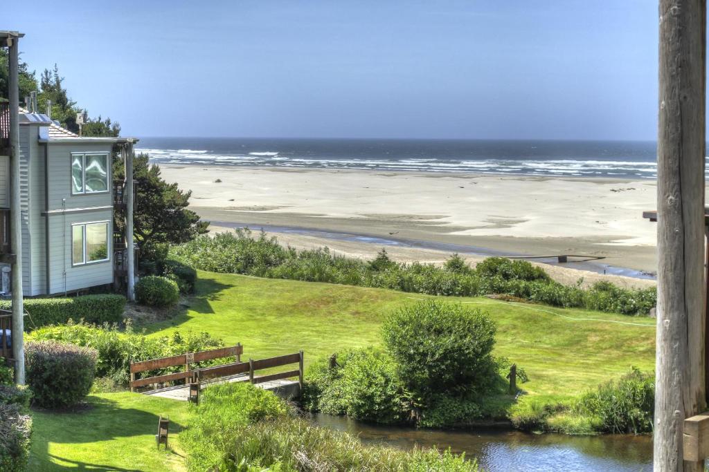 Little Creek Cove Beach Resort — Hotel in Newport (OR)