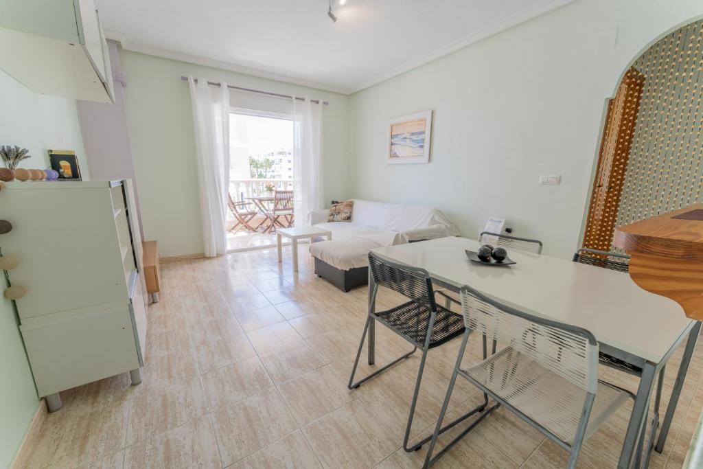 Apartamento con piscina, terraza y vistas al mar en Arenales del Sol - 1