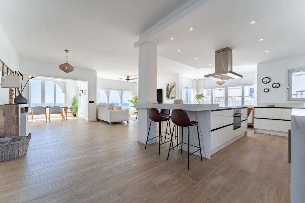 219 Frontline beach Luxurious - 3