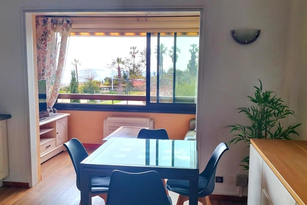 Sea view flat with pool & parking in Six-Fours - 2