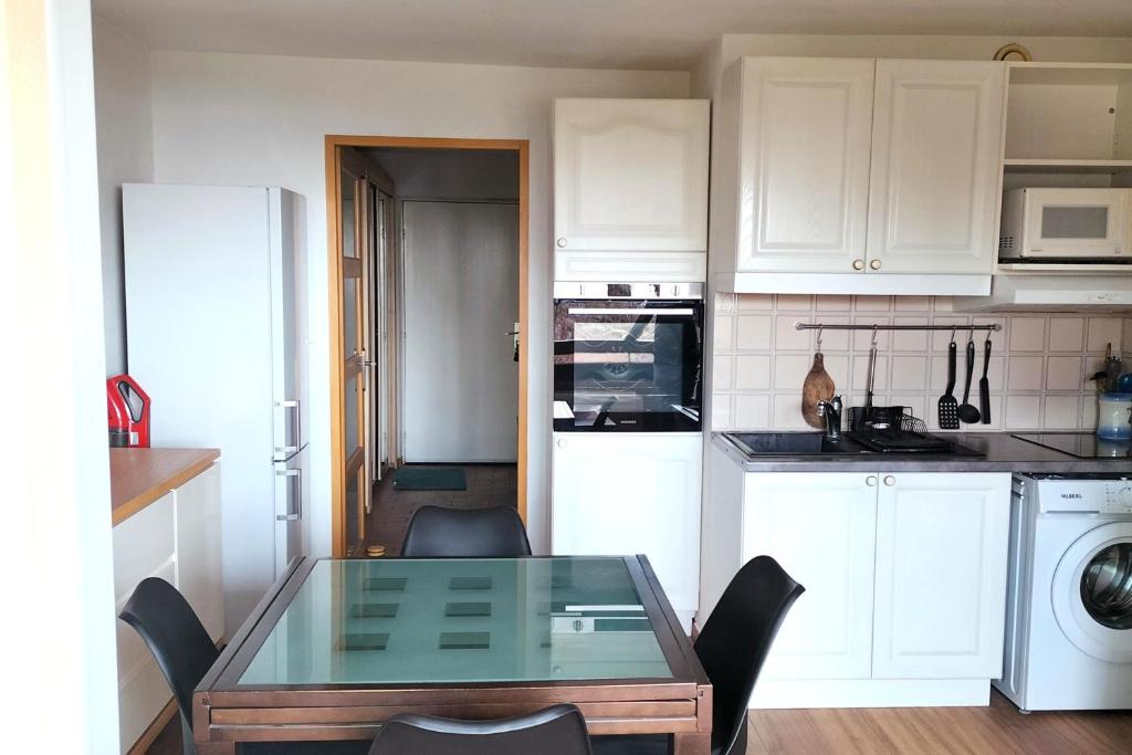 Sea view flat with pool & parking in Six-Fours - 4