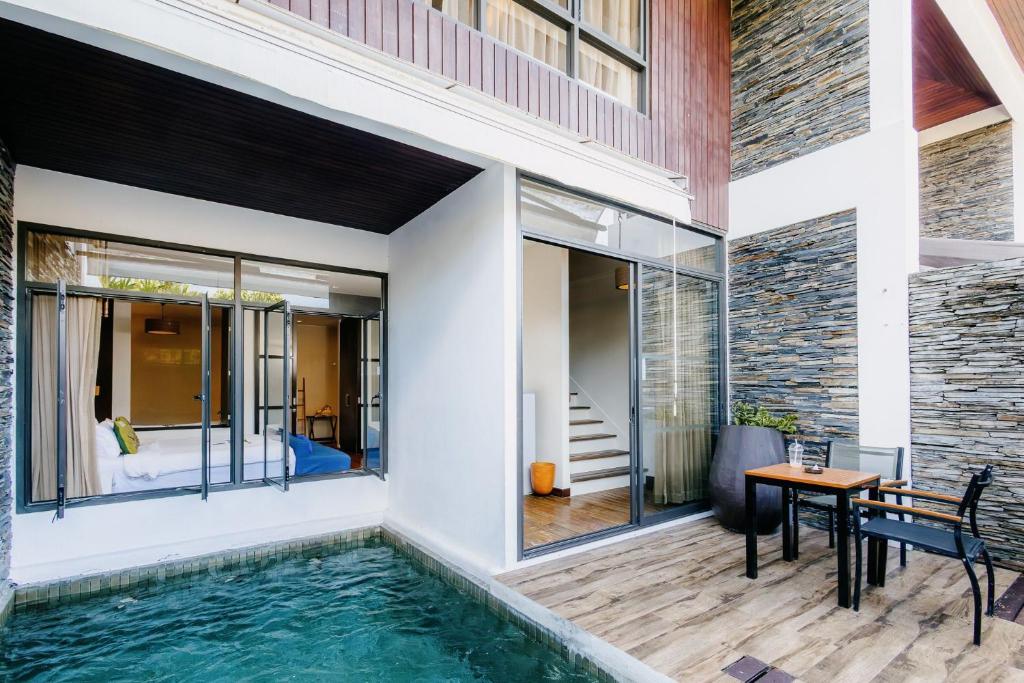 Swimming pool