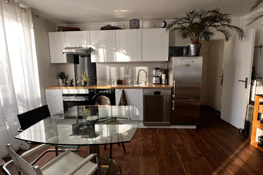 Bright apartment with canal view - 4