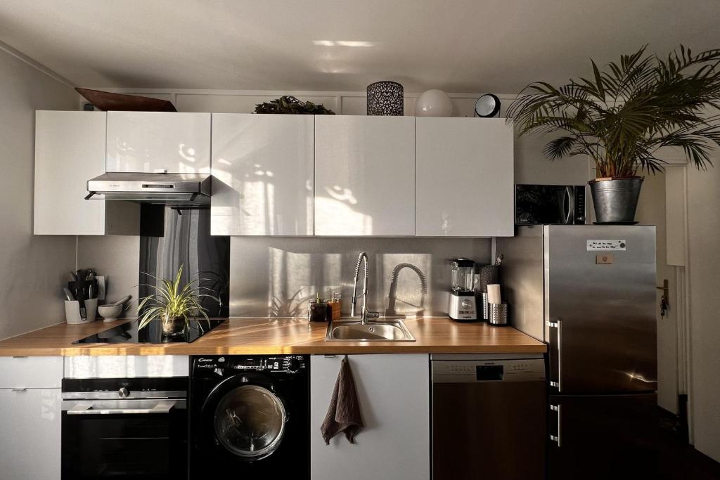 Bright apartment with canal view - 3