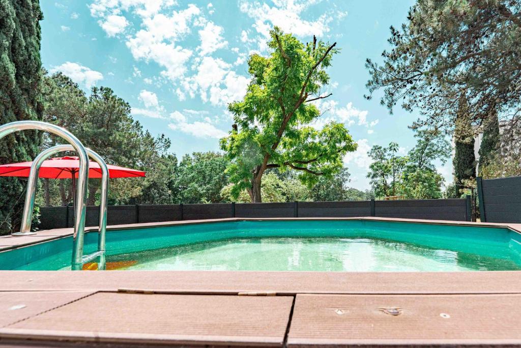 Air-conditioned house with pool sleeps 6 - 2