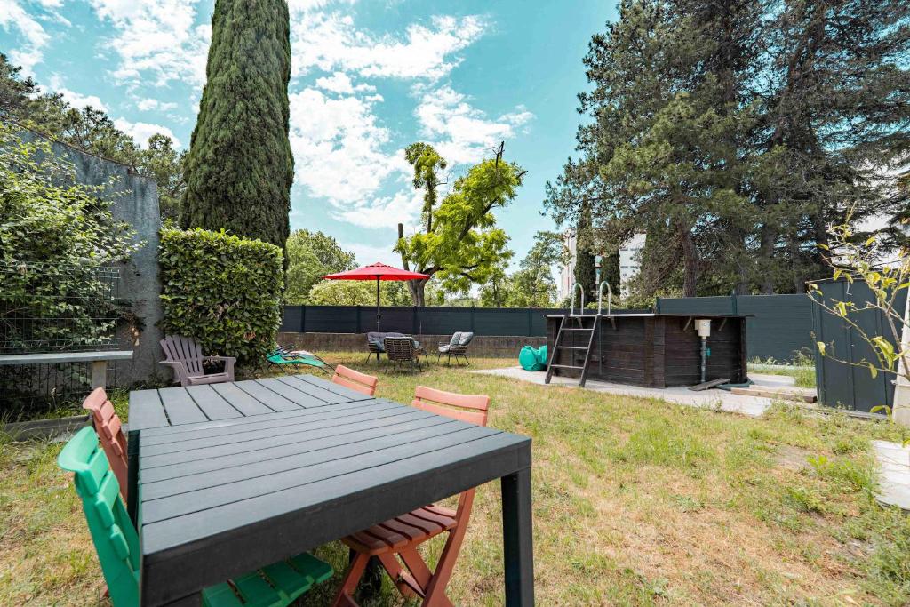 Air-conditioned house with pool sleeps 6 - 3