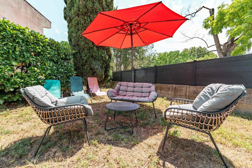 Air-conditioned house with pool sleeps 6 - 4