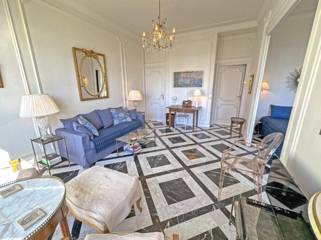 Rare Seafront Garden Apartment on Promenade - 3