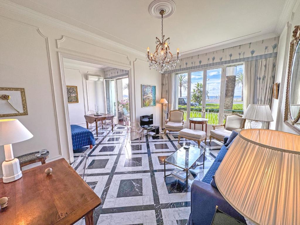 Rare Seafront Garden Apartment on Promenade - 4