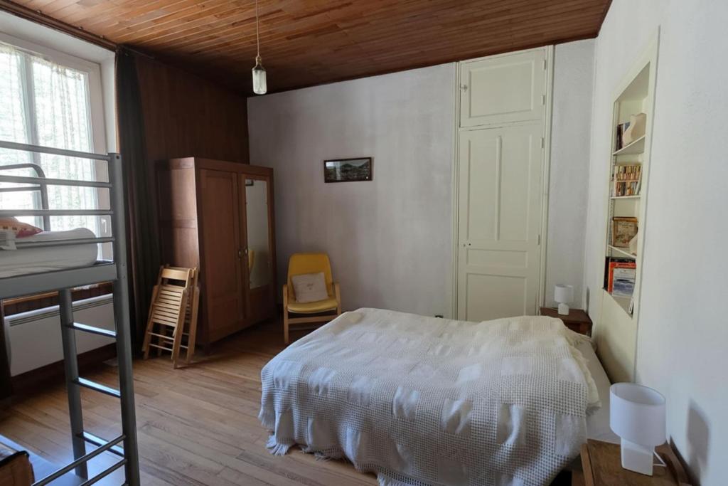 4-Guest Apt near Vauban Citadel - 5