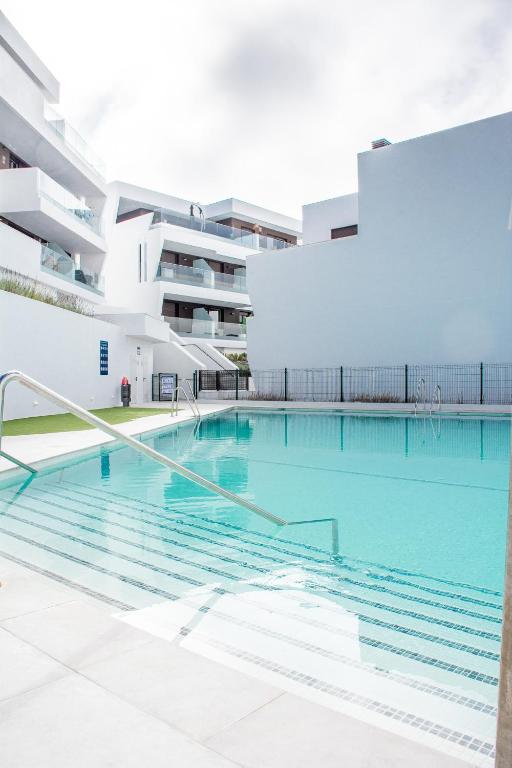 Modern Apartment with Terrace & Pool in Estepona - 1
