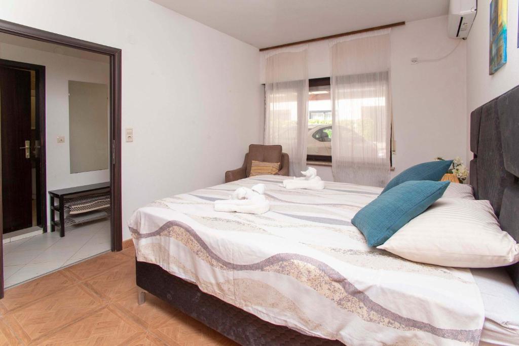 Spacious 2 Bedroom 2 Bath Flat with Large Terrace - 3