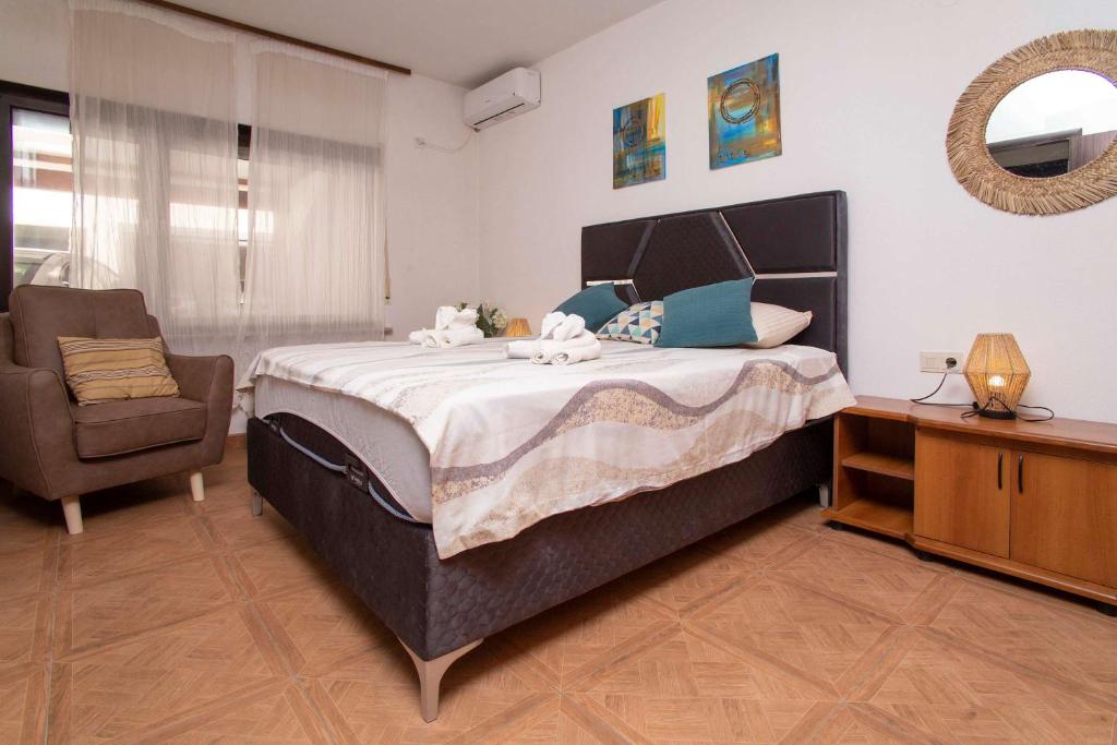Spacious 2 Bedroom 2 Bath Flat with Large Terrace - 5
