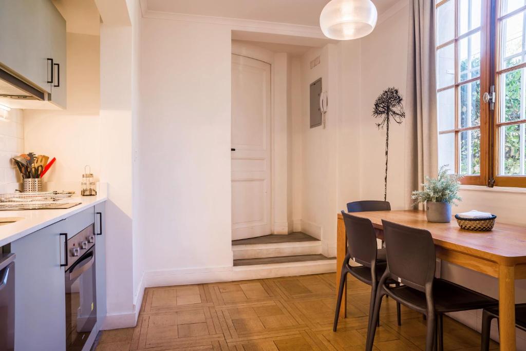 Chic 1BR Suite in Salvador Sleeps 3 Near Metro - 2