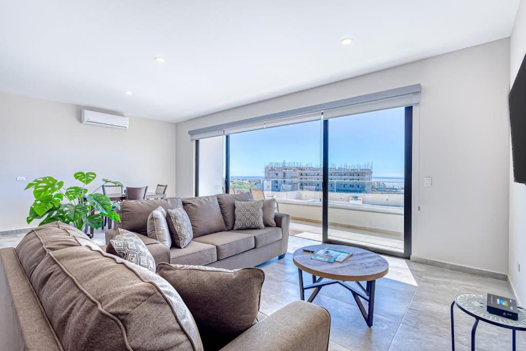 Stunning Oceanfront Luxury Apartment with spacious balcony– Perfect for Families - 2