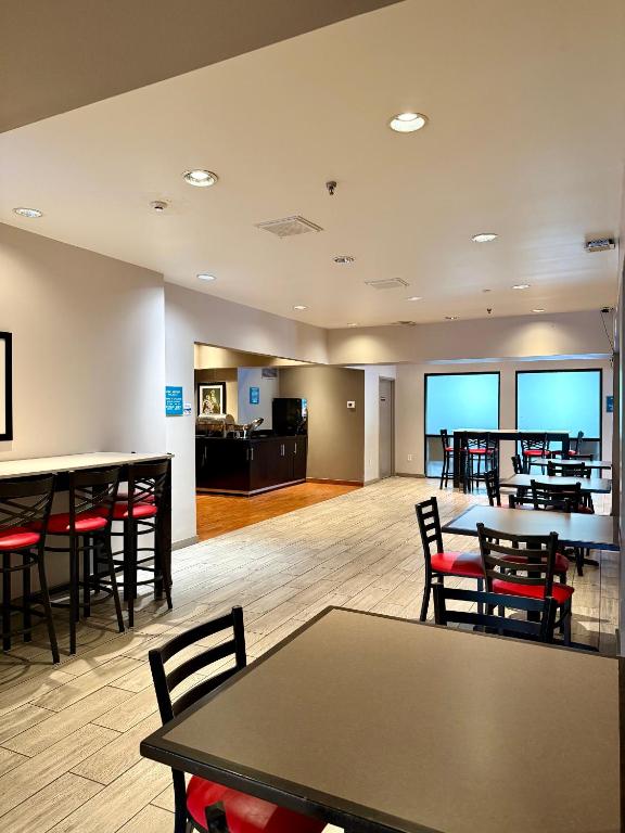 رامادا باي ويندام جلينديل هايتس/لومبارد (Ramada by Wyndham Glendale Heights/Lombard)