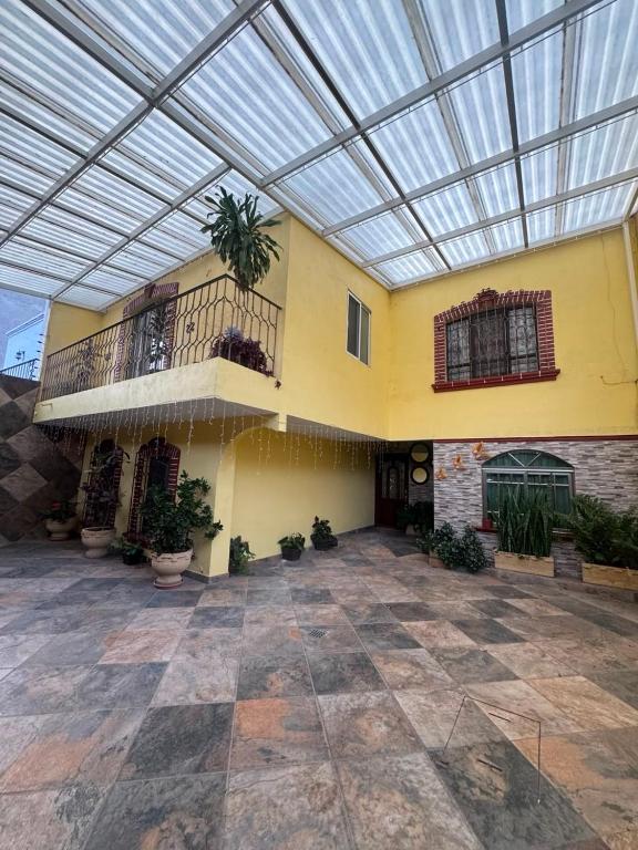 Amplia casa cerca del corazón de Querétaro - 1