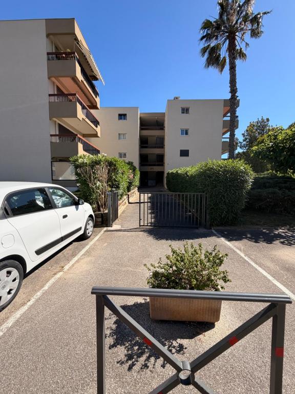 Le Lavandou Grand T2 avec terrasse et parking - 2