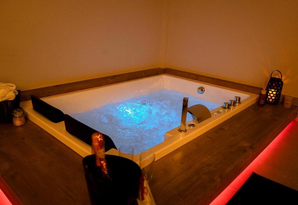 Suite 28 - 1