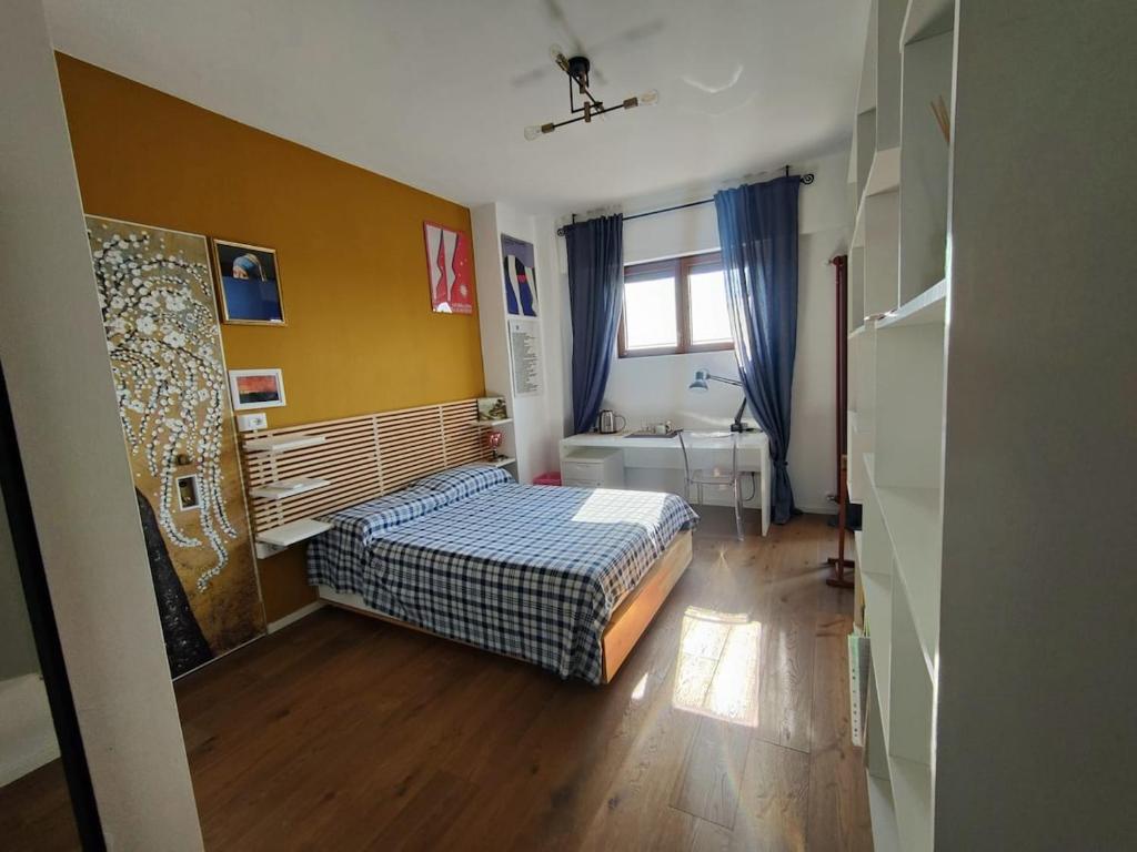 Private bedroom, bathroom, and terrace, metro, no kitchen - 4