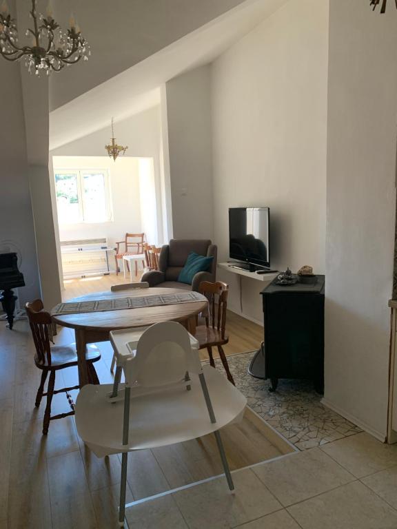 Homey 2-Level Apt with Piano, Workspace & Terraces - 2