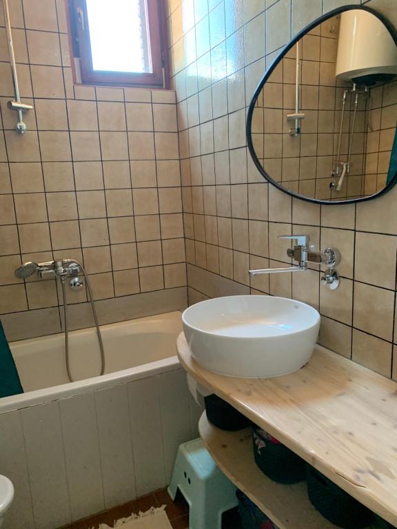 Homey 2-Level Apt with Piano, Workspace & Terraces - 5