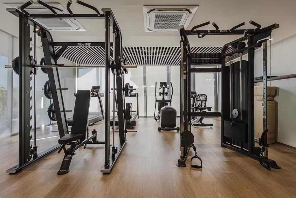 Beachfront Penthouse Spacious, Gym, Pool, 7PPL - 2