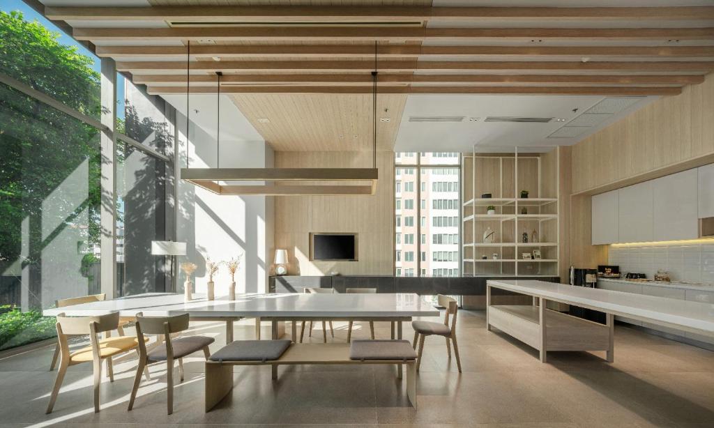 Bar/lounge, Oakwood Suites Bangkok in Bangkok