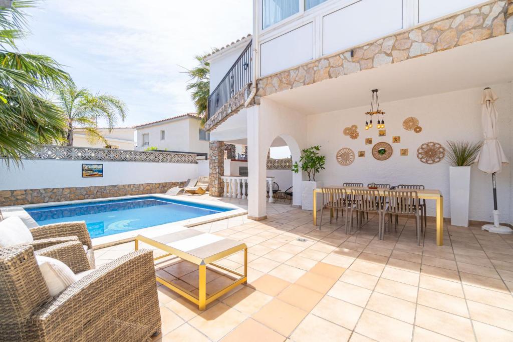 Beautiful villa with swimming pool - 3