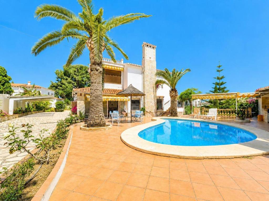 Planta baja independiente en villa con piscina - 1